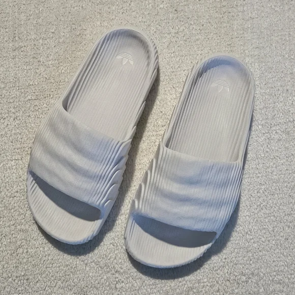 NEW Adidas Adilette 22 Women's Slides Size 8.5 White Minimalist Streetwear Avant - Picture 5 of 9